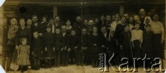 1923, Bystramowce, woj. wileńskie, Polska.
Fotografia rodzinna wykonana w dzień po ślubie Anny Naruszewicz. Panna młoda siedzi z mężem w 1. rzędzie 8. od prawej, Jadwiga Dalecka z domu Naruszewicz z córką Reginą na rękach stoi w środku w 2. rzędzie, po lewej stoi ojciec dziewczynki - Michał Dalecki.
Fot. NN, zbiory Archiwum Historii Mówionej Ośrodka KARTA i Domu Spotkań z Historią, udostępniła Regina Syryca w ramach projektu 