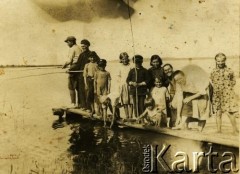 Ok. 1937, Kieziki, pow. brasławski, woj. wileńskie, Polska.
Rodzina Szydłowskich. Kucająca dziewczynka z krótkimi włosami - Czesława Alichimowicz.
Fot. NN, zbiory Archiwum Historii Mówionej Ośrodka KARTA i Domu Spotkań z Historią, udostępniła Czesława Alichimowicz w ramach projektu 