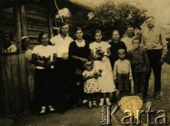 Ok. 1937, Kieziki, pow. brasławski, woj. wileńskie, Polska.
Rodzina Szydłowskich. Dziewczynka z krótkimi włosami - Czesława Alichimowicz.
Fot. NN, zbiory Archiwum Historii Mówionej Ośrodka KARTA i Domu Spotkań z Historią, udostępniła Czesława Alichimowicz w ramach projektu 