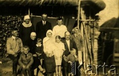 Lata 30., Kieziki, woj. wileńskie, Polska.
Rodzina Szydłowskich.
Fot. NN, zbiory Archiwum Historii Mówionej Ośrodka KARTA i Domu Spotkań z Historią, udostępniła Czesława Alichimowicz w ramach projektu 