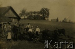 Lata 30., Kieziki, woj. wileńskie, Polska.
Rodzina Szydłowskich.
Fot. NN, zbiory Archiwum Historii Mówionej Ośrodka KARTA i Domu Spotkań z Historią, udostępniła Czesława Alichimowicz w ramach projektu 