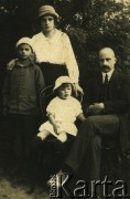 Lata 30., brak miejsca.
Eleonora Janczykowska z domu Rudzit z mężem prof. Kazimierzem Janczykowskim i dziećmi.
Fot. NN, zbiory Archiwum Historii Mówionej Ośrodka KARTA i Domu Spotkań z Historią, udostępnił Kazimierz Rudzit w ramach projektu 
