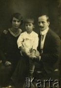 Lata 20., brak miejsca.
Eleonora Janczykowska z domu Rudzit z mężem profesorem Kazimierzem i synem.
Fot. NN, zbiory Archiwum Historii Mówionej Ośrodka KARTA i Domu Spotkań z Historią, udostępnił Kazimierz Rudzit w ramach projektu 
