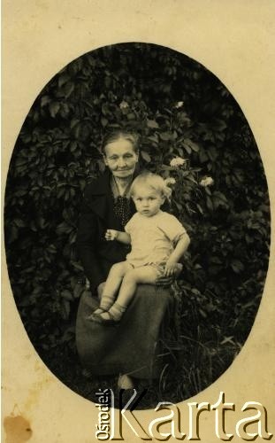 Ok. 1934, Krasław, Republika Łotewska.
Eleonora Rudzit z wnukiem Kazimierzem Rudzitem na kolanach.
Fot. NN, zbiory Archiwum Historii Mówionej Ośrodka KARTA i Domu Spotkań z Historią, udostępnił Kazimierz Rudzit w ramach projektu 