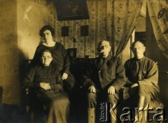 1925, brak miejsca.
Rodzina Ługińskich, w 2. rzędzie Jadwiga, matka Kazimierza Rudzita.
Fot. NN, zbiory Archiwum Historii Mówionej Ośrodka KARTA i Domu Spotkań z Historią, udostępnił Kazimierz Rudzit w ramach projektu 
