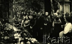 Przed 1939, brak miejsca.
Uroczystość pogrzebowa. Zdjęcie rodzinne z archiwum Anny Hryńczuk z domu Guły.
Fot. NN, zbiory Archiwum Historii Mówionej Ośrodka KARTA i Domu Spotkań z Historią, udostępniła Anna Hryńczuk w ramach projektu 