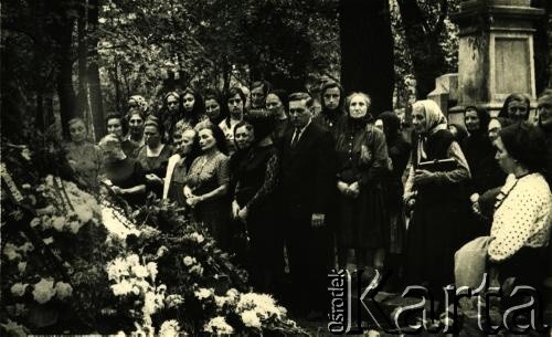 Przed 1939, brak miejsca.
Uroczystość pogrzebowa. Zdjęcie rodzinne z archiwum Anny Hryńczuk z domu Guły.
Fot. NN, zbiory Archiwum Historii Mówionej Ośrodka KARTA i Domu Spotkań z Historią, udostępniła Anna Hryńczuk w ramach projektu 