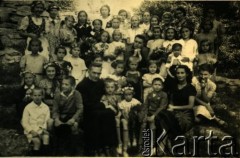 Przed 1939, brak miejsca.
Grupa młodzieży z księżmi. Zdjęcie z archiwum rodzinnego Anny Hryńczuk z domu Guły.
Fot. NN, zbiory Archiwum Historii Mówionej Ośrodka KARTA i Domu Spotkań z Historią, udostępniła Anna Hryńczuk w ramach projektu 