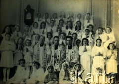 Przed 1939, prawdopodobnie Czerniowce, Rumunia.
Grupa dziewcząt przystępująca do I Komunii Świętej.
Fot. NN, zbiory Archiwum Historii Mówionej Ośrodka KARTA i Domu Spotkań z Historią, udostępniła Anna Hryńczuk w ramach projektu 