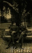 Przed 1939, brak miejsca.
Portret dwóch mężczyzn na ławce. Fotografia z rodzinnego archiwum Anny Hryńczuk z domu Guły.
Fot. NN, zbiory Archiwum Historii Mówionej Ośrodka KARTA i Domu Spotkań z Historią, udostępniła Anna Hryńczuk w ramach projektu 