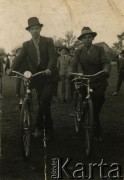 Przed 1939, brak miejsca.
Portret dwóch mężczyzn z rowerami. Fotografia z rodzinnego archiwum Anny Hryńczuk z domu Guły.
Fot. NN, zbiory Archiwum Historii Mówionej Ośrodka KARTA i Domu Spotkań z Historią, udostępniła Anna Hryńczuk w ramach projektu 