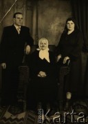 Przed 1939 (?), brak miejsca.
Portret rodzinny. Fotografia ze zbiorów Anny Hryńczuk.
Fot. NN, zbiory Archiwum Historii Mówionej Ośrodka KARTA i Domu Spotkań z Historią, udostępniła Anna Hryńczuk w ramach projektu 