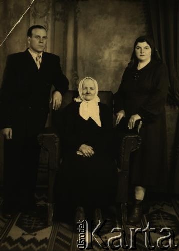 Przed 1939 (?), brak miejsca.
Portret rodzinny. Fotografia ze zbiorów Anny Hryńczuk.
Fot. NN, zbiory Archiwum Historii Mówionej Ośrodka KARTA i Domu Spotkań z Historią, udostępniła Anna Hryńczuk w ramach projektu 