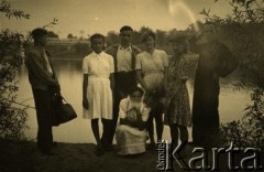 Przed 1939, brak miejsca.
Grupa młodzieży. Zdjęcie z archiwum prywatnego Anny Hryńczuk z domu Guły.
Fot. NN, zbiory Archiwum Historii Mówionej Ośrodka KARTA i Domu Spotkań z Historią, udostępniła Anna Hryńczuk w ramach projektu 