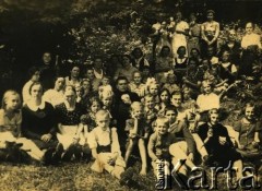 Przed 1939, brak miejsca.
Portret grupowy wykonany prawdopodobnie podczas wycieczki. Fotografia z rodzinnego archiwum Anny Hryńczuk z domu Guły.
Fot. NN, zbiory Archiwum Historii Mówionej Ośrodka KARTA i Domu Spotkań z Historią, udostępniła Anna Hryńczuk w ramach projektu 