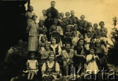 Przed 1939, brak miejsca.
Zdjęcie grupowe z księżmi. Fotografia z rodzinnego archiwum Anny Hryńczuk z domu Guły.
Fot. NN, zbiory Archiwum Historii Mówionej Ośrodka KARTA i Domu Spotkań z Historią, udostępniła Anna Hryńczuk w ramach projektu 