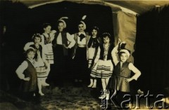 Przed 1939, brak miejsca.
Przedstawienie szkolne. Fotografia z rodzinnego archiwum Anny Hryńczuk z domu Guły.
Fot. NN, zbiory Archiwum Historii Mówionej Ośrodka KARTA i Domu Spotkań z Historią, udostępniła Anna Hryńczuk w ramach projektu 