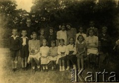 Przed 1939, brak miejsca.
Zdjęcie grupowe z księdzem. Fotografia z rodzinnego archiwum Anny Hryńczuk z domu Guły.
Fot. NN, zbiory Archiwum Historii Mówionej Ośrodka KARTA i Domu Spotkań z Historią, udostępniła Anna Hryńczuk w ramach projektu 