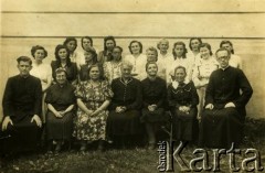 Przed 1939, brak miejsca.
Zdjęcie pamiątkowe z księżmi. Fotografia z rodzinnego archiwum Anny Hryńczuk. 
Fot. NN, zbiory Archiwum Historii Mówionej Ośrodka KARTA i Domu Spotkań z Historią, udostępniła Anna Hryńczuk w ramach projektu 