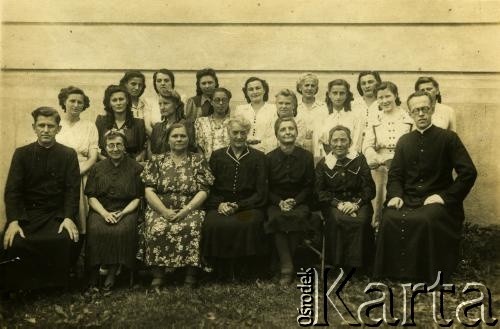 Przed 1939, brak miejsca.
Zdjęcie pamiątkowe z księżmi. Fotografia z rodzinnego archiwum Anny Hryńczuk. 
Fot. NN, zbiory Archiwum Historii Mówionej Ośrodka KARTA i Domu Spotkań z Historią, udostępniła Anna Hryńczuk w ramach projektu 