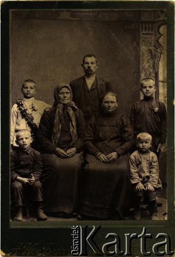 Ok. 1900, Rosja.
Fotografia rodzinna ze zbiorów Zofii Szklarskiej.
Fot. NN, zbiory Archiwum Historii Mówionej Ośrodka KARTA i Domu Spotkań z Historią, udostępniła Zofia Szklarska w ramach projektu 