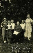 1938, Indra, Republika Łotewska.
Zdjęcie rodziny Bogumirskich. Weronika Grundane z domu Bogumirska stoi 1. z prawej (w warkoczach).
Fot. NN, zbiory Archiwum Historii Mówionej Ośrodka KARTA i Domu Spotkań z Historią, udostępniła Weronika Grundane w ramach projektu 
