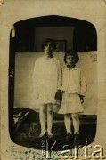 3.06.1932, Indra, Republika Łotewska.
Pamiątka I Komunii Świętej. Weronika Grundane z domu Bogumirska (z prawej) z Reginą Szalkiną. U dołu odręczny podpis 