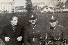 Koniec lat 30., brak miejsca.
Józef Tymachowicz (w środku) w wojsku łotewskim.
Fot. NN, zbiory Archiwum Historii Mówionej Ośrodka KARTA i Domu Spotkań z Historią, udostępnił Józef Tymachowicz w ramach projektu 