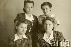 Lata 40., Baranowicze, Białoruska SRR, ZSRR.
Teresa Sienkiewicz (stoi 1. z lewej) z koleżankami.
Fot. NN, zbiory Archiwum Historii Mówionej Ośrodka KARTA i Domu Spotkań z Historią, udostępniła Teresa Sienkiewicz w ramach projektu 