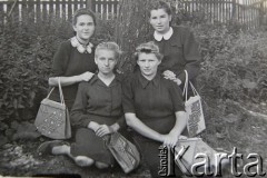 Początek lat 40., Baranowicze, Białoruska SRR, ZSRR.
Adolfina Raszewska (1. z prawej w 2. rzędzie) z koleżankami.
Fot. NN, zbiory Archiwum Historii Mówionej Ośrodka KARTA i Domu Spotkań z Historią, udostępniła Adolfina Raszewska w ramach projektu 