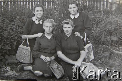 Początek lat 40., Baranowicze, Białoruska SRR, ZSRR.
Adolfina Raszewska (1. z prawej w 2. rzędzie) z koleżankami.
Fot. NN, zbiory Archiwum Historii Mówionej Ośrodka KARTA i Domu Spotkań z Historią, udostępniła Adolfina Raszewska w ramach projektu 