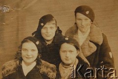 Lata 30., Baranowicze, woj. nowogródzkie, Polska.
Maria Żabik (w 2. rzędzie z lewej) z koleżankami z gimnazjum.
Fot. NN, zbiory Archiwum Historii Mówionej Ośrodka KARTA i Domu Spotkań z Historią, udostępnili Maria i Kazimierz Żabikowie w ramach projektu 