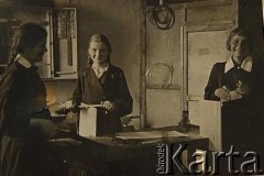 Lata 30., Baranowicze, woj. nowogródzkie, Polska.
Maria Żabik (w środku) z koleżankami z gimnazjum.
Fot. NN, zbiory Archiwum Historii Mówionej Ośrodka KARTA i Domu Spotkań z Historią, udostępnili Maria i Kazimierz Żabikowie w ramach projektu 