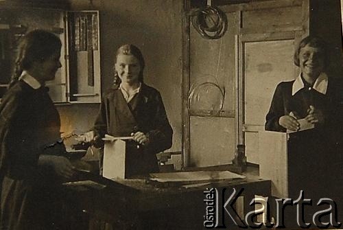 Lata 30., Baranowicze, woj. nowogródzkie, Polska.
Maria Żabik (w środku) z koleżankami z gimnazjum.
Fot. NN, zbiory Archiwum Historii Mówionej Ośrodka KARTA i Domu Spotkań z Historią, udostępnili Maria i Kazimierz Żabikowie w ramach projektu 