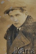 Koniec lat 30., Leśna k/Baranowiczów, Polska.
Kazimierz Żabik.
Fot. NN, zbiory Archiwum Historii Mówionej Ośrodka KARTA i Domu Spotkań z Historią, udostępnili Maria i Kazimierz Żabikowie w ramach projektu 