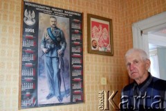 8.07.2008, Baranowicze, Białoruś.
Kazimierz Żabik w swoim domu. Na ścianie kalendarz z wizerunkiem Józefa Piłsudskiego oraz obraz z godłem Polski.
Fot. Jakub Gałęziowski, zdjęcie wykonane w ramach realizacji projektu 