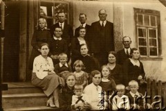 Przełom lat 20/30, Wołkowszczyzna, pow. nieświeski, woj. nowogródzkie, Polska.
Portret rodziny przed domem.
Fot. NN, zbiory Archiwum Historii Mówionej Ośrodka KARTA i Domu Spotkań z Historią, udostępnił Anatol Żołnierkiewicz w ramach projektu 