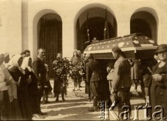 Przełom lat 20/30, Wołkowszczyzna, pow. nieświeski, woj. nowogródzkie, Polska.
Pogrzeb babci Anatola Żołnierkiewicza.
Fot. NN, zbiory Archiwum Historii Mówionej Ośrodka KARTA i Domu Spotkań z Historią, udostępnił Anatol Żołnierkiewicz w ramach projektu 