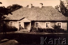 Przełom lat 20/30, Bychowszczyzna, pow. nieświeski, woj. nowogródzkie, Polska.
Mężczyźni przed dworem.
Fot. NN, zbiory Archiwum Historii Mówionej Ośrodka KARTA i Domu Spotkań z Historią, udostępnił Anatol Żołnierkiewicz w ramach projektu 