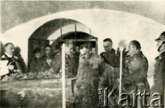 Październik 1926, Nieśwież, Polska.
Marszałek Piłsudski podczas pogrzebu swojego adiutanta Stanisława Radziwiłła, w krypcie kościoła.
Fot. NN, zbiory Archiwum Historii Mówionej Ośrodka KARTA i Domu Spotkań z Historią, udostępnił Anatol Żołnierkiewicz w ramach projektu 