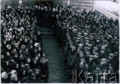 Lata 30., brak miejsca.
Grupa ludzi podczas uroczystości religijnej.
Fot. NN, zbiory Archiwum Historii Mówionej Ośrodka KARTA i Domu Spotkań z Historią, udostępnił Anatol Żołnierkiewicz w ramach projektu 