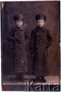 Pocz. XX wieku, Nieśwież, Cesarstwo Rosyjskie.
Włodzimierz Żołnierkiewicz (z lewej), ojciec Anatola Żołnierkiewicza w mundurku szkolnym.
Fot. NN, zbiory Archiwum Historii Mówionej Ośrodka KARTA i Domu Spotkań z Historią, udostępnił Anatol Żołnierkiewicz w ramach projektu 