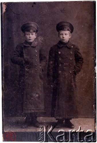 Pocz. XX wieku, Nieśwież, Cesarstwo Rosyjskie.
Włodzimierz Żołnierkiewicz (z lewej), ojciec Anatola Żołnierkiewicza w mundurku szkolnym.
Fot. NN, zbiory Archiwum Historii Mówionej Ośrodka KARTA i Domu Spotkań z Historią, udostępnił Anatol Żołnierkiewicz w ramach projektu 