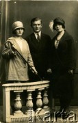 Przełom lat 20/30, Nieśwież, woj. nowogródzkie, Polska.
Włodzimierz Żołnierkiewicz i Anna z Rymaszewskich, rodzice Anatola Żołnierkiewicza oraz siostra ojca (1. z prawej).
Fot. NN, zbiory Archiwum Historii Mówionej Ośrodka KARTA i Domu Spotkań z Historią, udostępnił Anatol Żołnierkiewicz w ramach projektu 