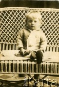 1929, Wołkowszczyzna, pow. nieświeski, woj. nowogródzkie, Polska.
Anatol Żołnierkiewicz na krześle.
Fot. NN, zbiory Archiwum Historii Mówionej Ośrodka KARTA i Domu Spotkań z Historią, udostępnił Anatol Żołnierkiewicz w ramach projektu 