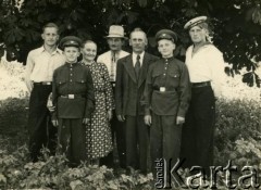 2 poł. lat 40., Wołkowszczyzna, Białoruska SRR, ZSRR.
Rodzina Żołnierkiewiczów. Anatol Żołnierkiewicz w kapeluszu.
Fot. NN, zbiory Archiwum Historii Mówionej Ośrodka KARTA i Domu Spotkań z Historią, udostępnił Anatol Żołnierkiewicz w ramach projektu 