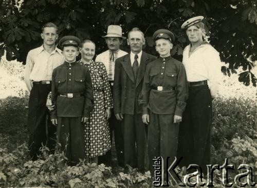 2 poł. lat 40., Wołkowszczyzna, Białoruska SRR, ZSRR.
Rodzina Żołnierkiewiczów. Anatol Żołnierkiewicz w kapeluszu.
Fot. NN, zbiory Archiwum Historii Mówionej Ośrodka KARTA i Domu Spotkań z Historią, udostępnił Anatol Żołnierkiewicz w ramach projektu 