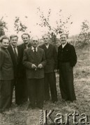 Pocz. lat 50., Wołkowszczyzna, Białoruska SRR, ZSRR.
Włodzimierz Żołnierkiewicz z synami. Anatol Żołnierkiewicz (1. z lewej).
Fot. NN, zbiory Archiwum Historii Mówionej Ośrodka KARTA i Domu Spotkań z Historią, udostępnił Anatol Żołnierkiewicz w ramach projektu 