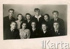 1952, Mińsk, Białoruska Socjalistyczna Republika Radziecka, Związek Socjalistycznych Republik Radzieckich.
Polscy studenci uczelni wyższych w Mińsku po koncercie Państwowego Zespołu Ludowego Pieśni i Tańca 