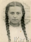 1950, Mińsk, Białoruska Socjalistyczna Republika Radziecka, Związek Socjalistycznych Republik Radzieckich.
Portret Elżbiety Dołęgi-Wrzosek.
Fot. NN, zbiory Archiwum Historii Mówionej Ośrodka KARTA i Domu Spotkań z Historią, udostępniła Elżbieta Dołęga-Wrzosek w ramach projektu 